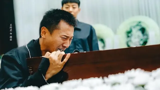 《低智商犯罪》《喀什恋歌》双剧同步热播，荒诞破案与南疆治愈并行：资讯配图
