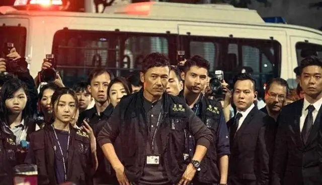 苗侨伟67岁演一线干探引争议，《重案解密》角色设定触发港剧年龄真实性讨论：资讯配图