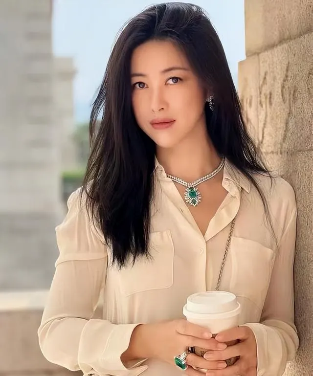 朱珠十年配角路径：从VOGUE实习生到国际影视常驻演员：现场图