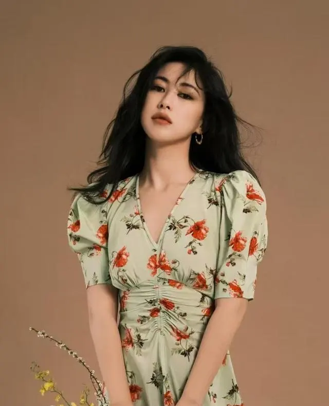 朱珠十年配角路径：从VOGUE实习生到国际影视常驻演员：资讯配图