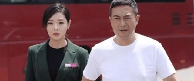 王维维五度搭档张嘉译演急诊主任,新剧《中年少女》自任制片:资讯配图 王维维五度搭档张嘉译演急诊主任,新剧《中年少女》自任制片:资讯配图